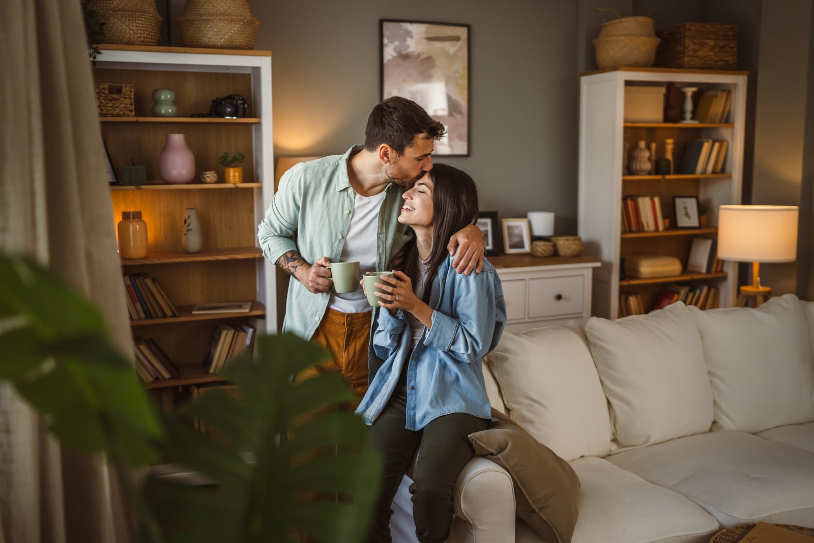 Pareja conversando tranquila en su hogar tras ordenar su situación financiera