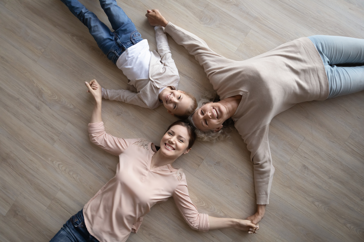 Persona revisando su situación financiera para salir de DICOM en Chile